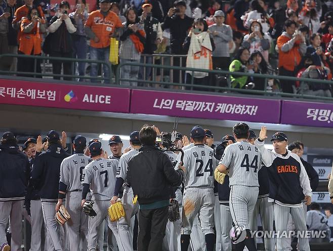 한화 이글스 8연승 (부산=연합뉴스) 강선배 기자 = 23일 부산 사직야구장에서 열린 프로야구 2025 신한 SOL 뱅크 KBO리그 한화 이글스와 롯데 자이언츠의 경기. 한화 선수들이 롯데에 6-4로 승리 후 8연승의 기쁨을 나누고 있다. 2025.4.23 sbkang@yna.co.kr