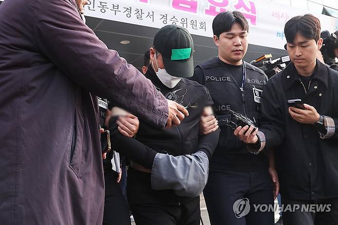 부모·처자식 일가족 5명 살해한 50대 구속송치 (용인=연합뉴스) 홍기원 기자 = 부모와 처자식 등 일가족 5명을 살해한 50대 가장 A씨가 24일 경기도 용인동부경찰서 유치장에서 검찰로 송치되고 있다. 경기 용인서부경찰서는 살인 및 존속살해 혐의로 구속한 A씨를 24일 오전 수원지검에 송치했다. 2025.4.24 xanadu@yna.co.kr