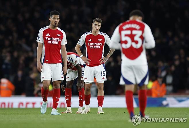 크리스털 팰리스와 무승부에 아쉬워하는 아스널 선수들. [로이터=연합뉴스]