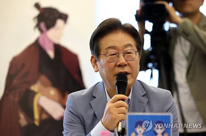 이재명 전 대표, 대구서 K-콘텐츠 기업 간담회 (대구=연합뉴스) 윤관식 기자 = 더불어민주당 이재명 전 대표가 18일 대구 북구 사회혁신커뮤니티연구소 협동조합 소이랩에서 열린 K-콘텐츠 기업 간담회에 참석해 발언하고 있다. 2025.4.18 psik@yna.co.kr