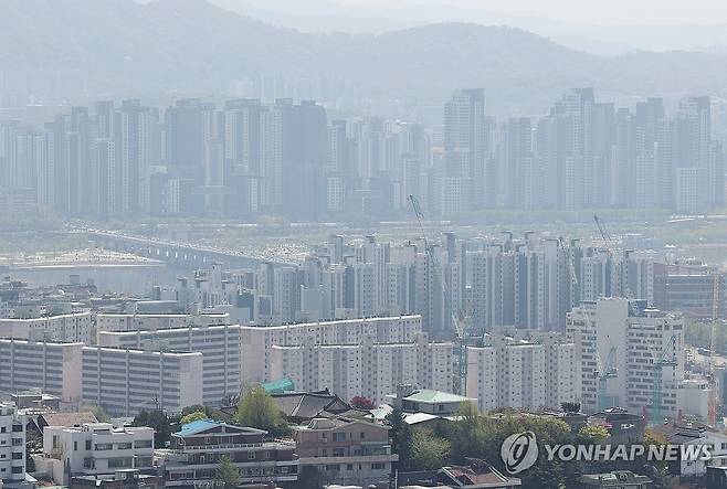 서울 남산에서 바라본 시내 아파트 단지의 모습.