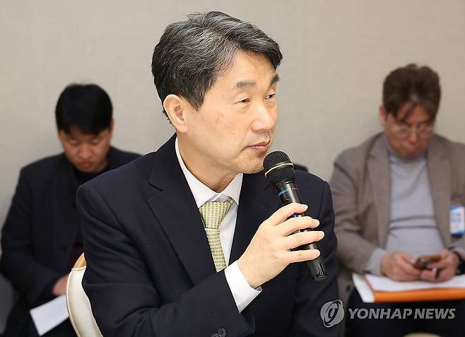 함께차담회 참석한 이주호 부총리 (서울=연합뉴스) 최재구 기자 = 이주호 부총리 겸 교육부 장관이 28일 서울 종로구 정부서울청사에서 지역 RISE센터장들이 참석한 가운데 열린 함께차담회에서 인사말을 하고 있다. 2025.2.28 jjaeck9@yna.co.kr