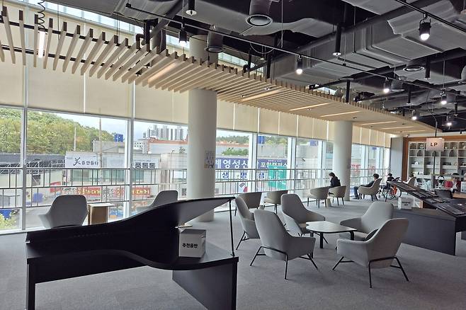 포항 포은흥해도서관 내부 [촬영 손대성]
