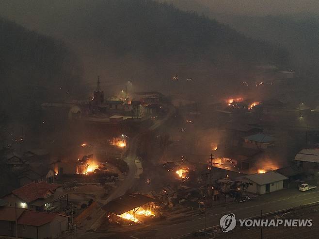 밤에도 꺼지지 않는 불길 (의성=연합뉴스) 윤관식 기자 = 경북 의성군 산불 발생 나흘째인 25일 의성군 단촌면 하화1리에 강풍에 날아온 산불 불씨로 인한 화재가 발생해 있다. 2025.3.25 psik@yna.co.kr