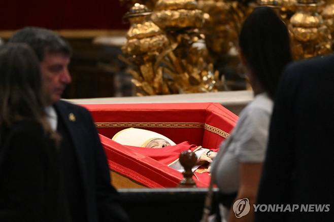 프란치스코 교황을 조문하는 일반 신자들 (바티칸 AFP=연합뉴스) 23일(현지시간) 바티칸 성 베드로 대성당에 놓인 프란치스코 교황의 관 앞에서 조의를 표하는 조문객들. 2025.4.23