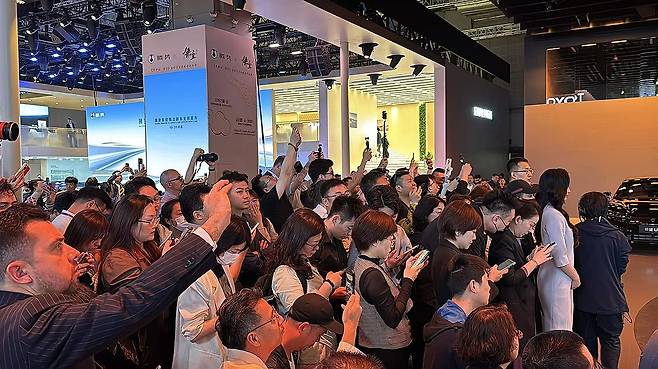 상하이모터쇼 BYD 발표장에 몰린 각국 취재진과 관람객 (상하이=연합뉴스) 정성조 특파원 = 23일 중국 상하이에서 열린 상하이모터쇼 BYD 발표장에 각국 취재진과 관람객들이 몰려있다. 2025.4.23 xing@yna.co.kr