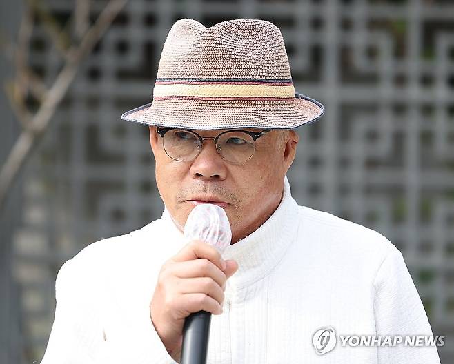 백은종 서울의소리 대표, 김건희 여사 명품 가방 무혐의 관련 항고장 기자회견 (서울=연합뉴스) 김도훈 기자 = 서울의소리 백은종 대표가 7일 오전 서울 서초구 대검찰청 앞에서 윤석열 대통령 부인 김건희 여사의 명품 가방 수수 사건 무혐의 관련 항고장 접수 기자회견을 하고 있다. 2024.10.7 superdoo82@yna.co.kr