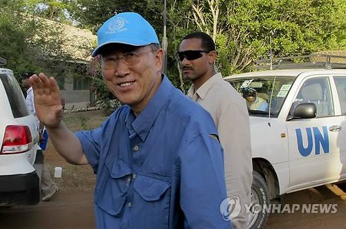 2011년 케냐 다다브 난민캠프를 방문한 반기문 유엔 사무총장 [EPA 연합뉴스 자료사진]