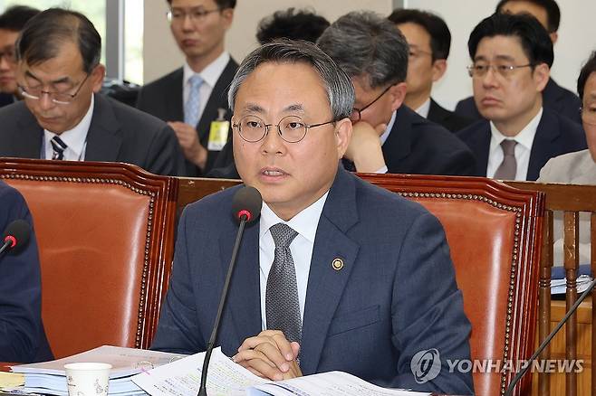 산불피해 지원 관련 답변하는 고기동 장관 직무대행 (서울=연합뉴스) 김주성 기자 = 고기동 행정안전부 장관 직무대행이 24일 국회 행정안전위원회 전체회의에서 산불피해지원금 등 추경예산안 관련 질의에 답하고 있다. 2025.4.24 utzza@yna.co.kr