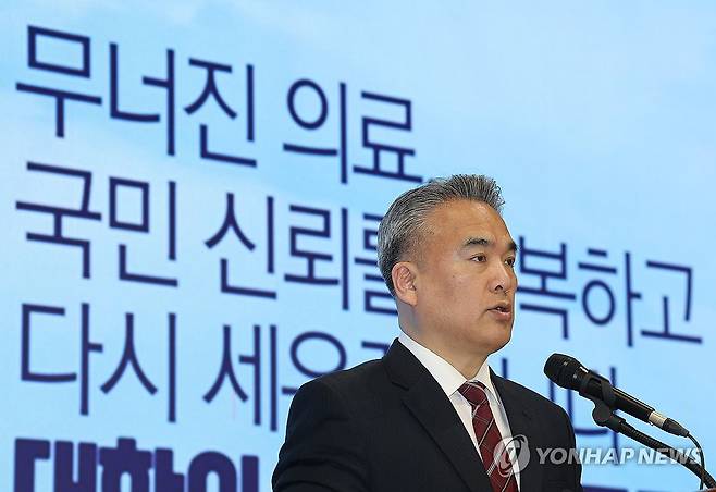 언론 브리핑 나선 김성근 의협 대변인 (서울=연합뉴스) 김성민 기자 = 김성근 대한의사협회 대변인이 17일 서울 용산구 의협회관에서 언론 브리핑을 하고 있다. 2025.4.17 ksm7976@yna.co.kr