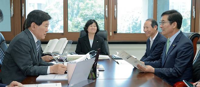 제주교육감-충북교육감 간담회 김광수(왼쪽) 제주도교육감과 윤건영 충청북도교육감이 양측 간부공무원들이 배석한 자리에서 이야기를 나누고 있다. [제주도교육청 제공. 재판매 및 DB 금지]