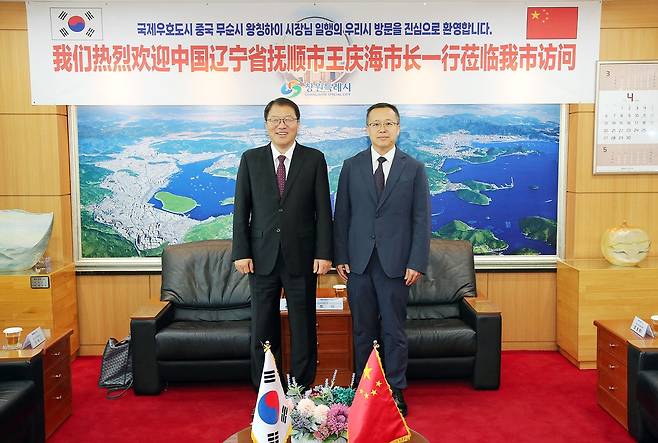 장금용 창원시장 권한대행(왼쪽)과 왕칭하이 무순시장 [창원시 제공. 재판매 및 DB 금지]