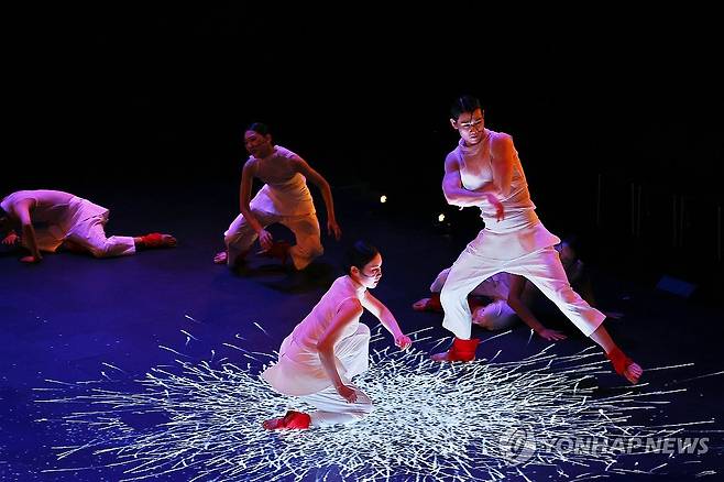 '속도감 넘치는 한국무용을 만나다' (서울=연합뉴스) 진연수 기자 = 24일 오후 서울 종로구 세종문화회관 S씨어터에서 열린 서울시무용단 신작 '스피드' 프레스콜에서 무용수들이 장면을 시연하고 있다. 2025.4.24 jin90@yna.co.kr