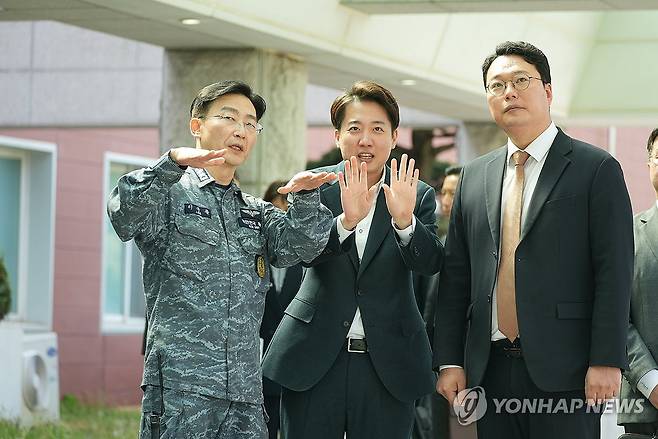 군 의료현장 방문한 이준석 후보 (서울=연합뉴스) 개혁신당 이준석 대선후보가 24일 국군대전병원에서 군 의료현장을 점검하며 이국종 원장과 대화하고 있다. 2025.4.24 [이준석 캠프 제공. 재판매 및 DB 금지] utzza@yna.co.kr