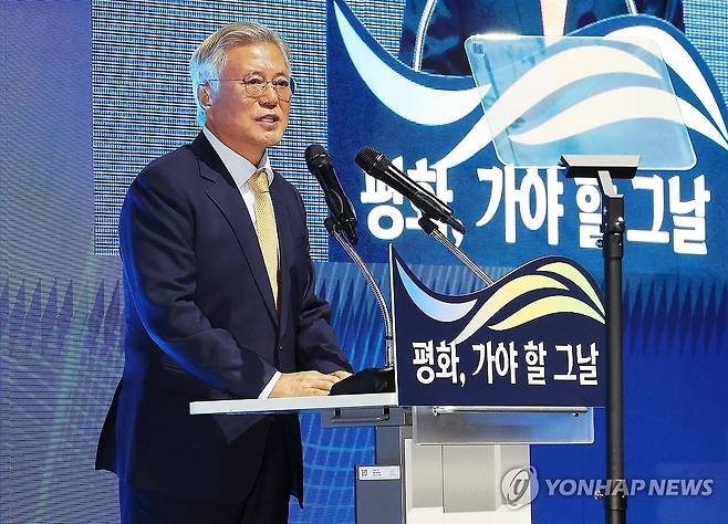 기념사 하는 문재인 전 대통령 (수원=연합뉴스) 홍기원 기자 = 4일 오후 경기도 수원시 영통구 수원컨벤션센터에서 열린 '10·4 남북정상선언 17주년 기념식'에서 문재인 전 대통령이 기념사를 하고 있다. 2024.10.4 xanadu@yna.co.kr