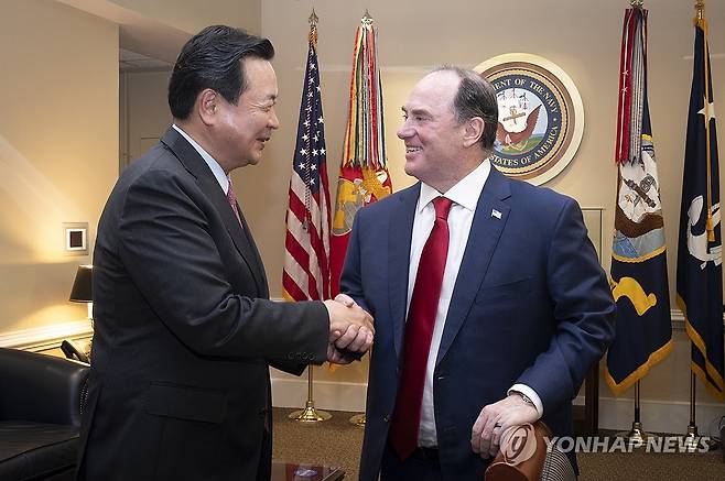 조현동 주미대사, 미 해군 장관 만나 조선업 협력 논의 (워싱턴=연합뉴스) 조현동 주미대사가 23일(현지시간) 존 펠란 미국 해군장관을 만나 인사하고　있다. 양국은 한미 조선업 협력 및 한미동맹 강화를 논의했다. 2025.4.24 [주미대사관 제공. 재판매 및 DB 금지] photo@yna.co.kr