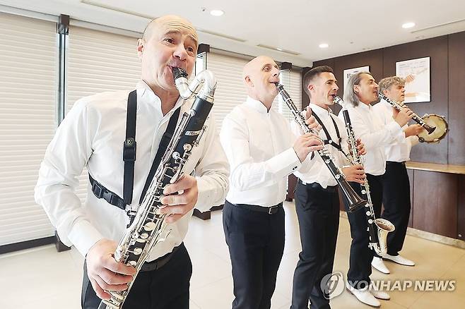 경쾌한 연주 선보이는 레봉벡 (서울=연합뉴스) 진연수 기자 = 프랑스의 클라리넷 앙상블 레봉벡(Les Bons Becs)이 24일 오후 서울 종로구 오라카이 인사동 스위츠에서 진행된 인터뷰에 앞서 연주를 선보이고 있다. 2025.4.24 jin90@yna.co.kr
