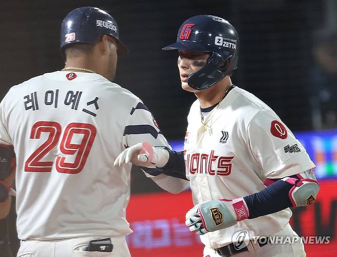 롯데 윤동희 추격의 1점 홈런 (부산=연합뉴스) 강선배 기자 = 24일 부산 사직야구장에서 열린 프로야구 2025 신한 SOL 뱅크 KBO리그 한화 이글스와 롯데 자이언츠의 경기. 4회 말 롯데 윤동희가 좌월 솔로 홈런을 치고 레이예스와 세리머니 하고 있다. 2025.4.24 sbkang@yna.co.kr