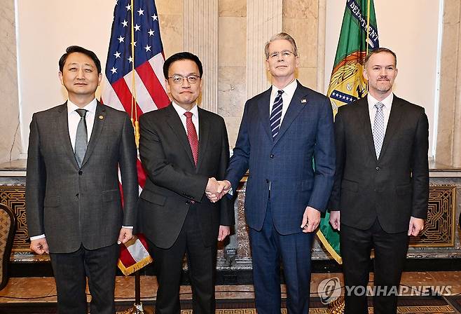 한-미 2+2 통상협의 시작 (서울=연합뉴스) 주요 20개국(G20) 재무장관회의 및 국제통화금융위원회(IMFC)'에 참석차 미국 워싱턴D.C를 방문중인 최상목 부총리 겸 기획재정부 장관이 안덕근 산업통상자원부 장관과 함께 24일(현지시간) 미국 워싱턴 DC 재무부에서 열린 '한-미 2+2 통상협의(Trade Consultation)'에서 기념 촬영하고 있다. (왼쪽부터) 안 산업부 장관, 최 부총리, 스콧 베센트 미 재무장관, 제이미슨 그리어 미국무역대표부(USTR) 대표. 2025.4.24 
    [기획재정부 제공. 재판매 및 DB 금지] hkmpooh@yna.co.kr