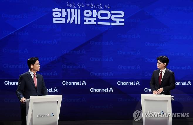 2차 경선 토론 전 대화하는 김문수-한동훈 후보 (서울=연합뉴스) 24일 서울 종로구 동아미디어센터 채널A 오픈스튜디오에서 국민의힘 대선 2차 경선 진출자인 김문수(왼쪽), 한동훈 후보가 토론 전 대화를 하고 있다. 2025.4.24 [국회사진기자단] photo@yna.co.kr
