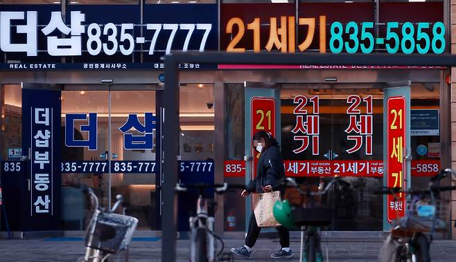 ▲ 인천 소규모 상가 10곳 중 1곳은 공실인 것으로 나타났다. 인천 송도국제도시 한 부동산 앞을 시민이 지나고 있는 모습. /인천일보DB