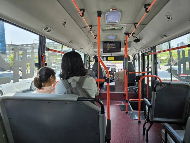 24일 오전 11시 30분께 나주 콜버스를 탑승한 오승미(여·40) 씨와 딸은 원도심으로 노선 확대, 콜 취소로 인한 대기시간 변동 문제 등에 대해 불만을 토로했다.