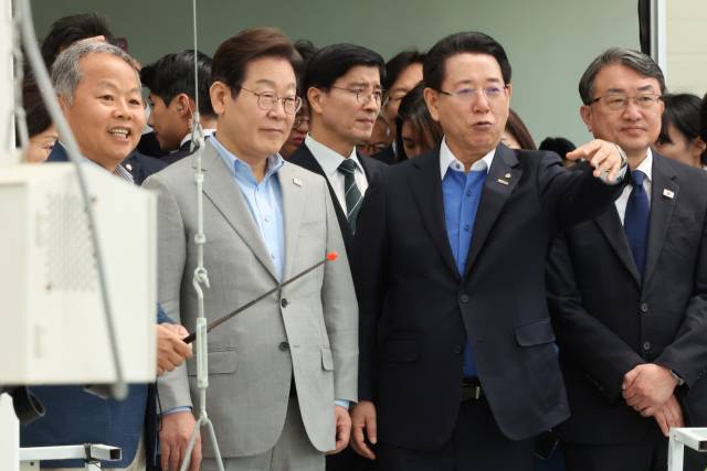 더불어민주당 이재명 대선 경선 후보가 25일 전남 나주시 전남농업기술원 에너지자립형 온실을 방문해 김영록 전남지사의 설명을 듣고 있다. 연합뉴스