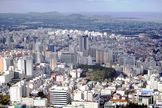 제주형 압축도시 조성을 위해 30년간 유지해 온 제주 도심권 고도규제가 대폭적으로 완화될 전망이다. 사진은 제주시 전경.&nbsp;