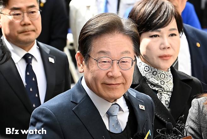 이재명 더불어민주당 대표가 26일 오전 서울 서초구 서울고등법원에서 열린 공직선거법 위반 혐의 2심 선고 공판에 출석하고 있다. <2025. 03.26 사진공동취재단>