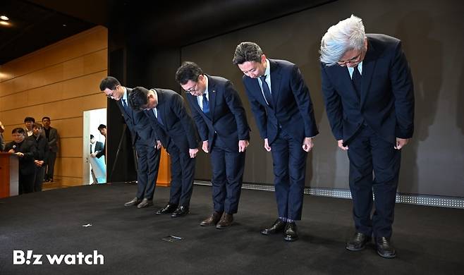 유영상 SK텔레콤 대표이사를 비롯한 임원진이 25일 서울 중구 SKT타워에서 SK텔레콤 이용자 유심(USIM) 정보가 해커 공격으로 유출된 것과 관련해 고개 숙여 사과하고 있다./사진=이명근 기자 qwe123@