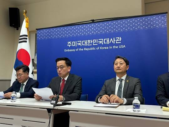 최상목 경제부총리 겸 기획재정부 장관과 안덕근 산업통상자원부 장관 등이 24일(현지 시간) 미국 워싱턴DC 주미대사관에서 한미 2+2 통상회담 결과를 브리핑하고 있다. 사진=뉴시스
