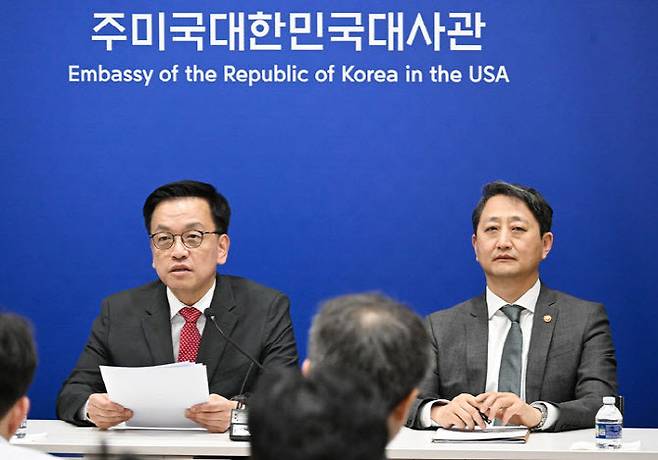 최상목 경제부총리 겸 기획재정부 장관이 안덕근 산업통상자원부 장관과 함께 4월 24일(현지 시간) 미국 워싱턴D.C. 주미대사관에서 한-미 2+2 통상협의(Trade Consultation) 관련 합동브리핑을 하고 있다. (사진=기획재정부)