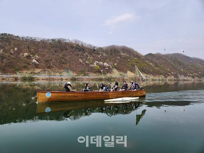 강원도 춘천 의암호 ‘킹카누’. 사단법인 물길로가 운영하는 킹카누는 단순한 레저가 아니라 ‘같은 배에 탔다’는 상징을 실천하는 감동의 여정이다.(사진=사단법인 물길로)