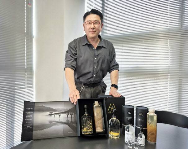 유호연 국립경국대 교수가 직접 빚어 상품화한 미고리 안동소주를 소개하고 있다.