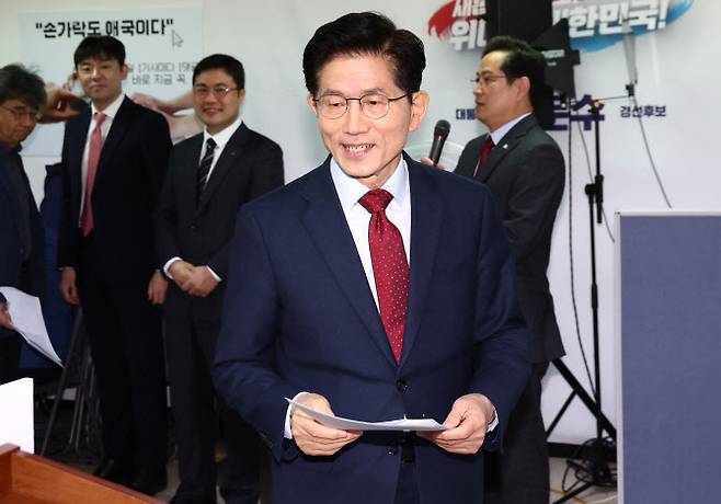 25일 서울 여의도 선거사무소에서 김문수 국민의힘 대통령 선거 경선 예비후보가 공동주택 층간소음 방지 의무화 공약 발표 기자회견을 하기 위해 입장하고 있다.(사진=뉴스1)