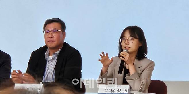 25일 연세대 보건대학원에서 열린 ‘한국보건경제·정책학회 춘계학술대회’에서 유정민 복지부 의료체계혁신과장(사진 우측)이 발언하고 있는 모습. 사진 좌측은 이진용 서울의대 의료관리학교실 교수.(사진=안치영 기자)