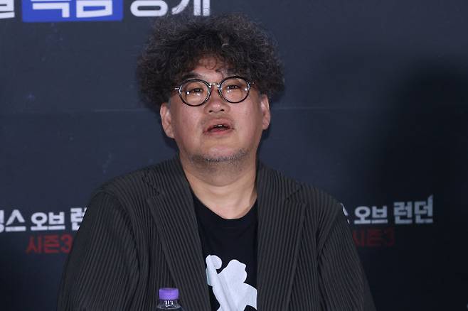 김홍선 감독이 25일 서울 용산구 CGV용산아이파크몰에서 열린 영국 드라마 ‘갱스 오브 런던’ 시즌3 기자간담회에서 취재진의 질문을 듣고 있다. (사진=연합뉴스)