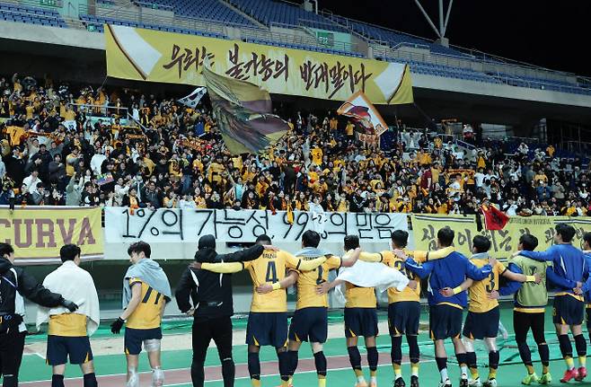 아시아축구연맹(AFC) 챔피언스리그엘리트(ACLE)에서 8강에 오른 광주FC 선수들이 기뻐하고 있다. 사진=연합뉴스