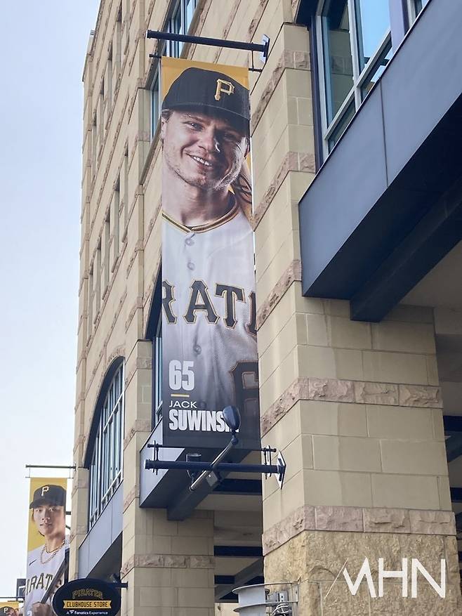 (25일(한국시간) 마이너로 내려간 피츠버그 외야수 잭 스윈스키. 그 뒤로 배지환의 모습도 보인다)