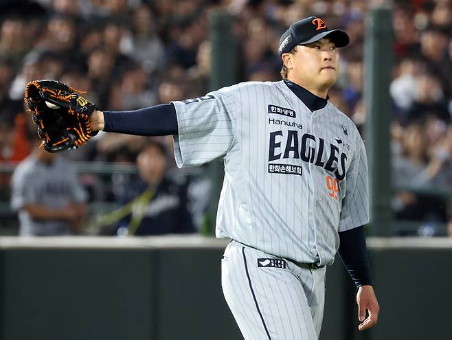 24일 선발 투수로 나선 한화 류현진