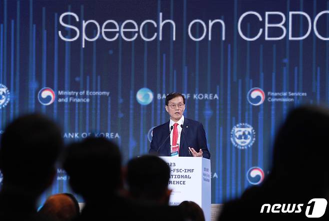 이창용 한국은행 총재가 지난 2023년  국제 콘퍼런스에서 디지털 화폐 주제로 기조연설을 하고 있다. 당시 이 총재는 "이제 CBDC 도입 논의는 더 이상 미룰 수 없는 시급성을 지닌 중요한 과제가 됐다"고 강조했다. (자료사진) /뉴스1
