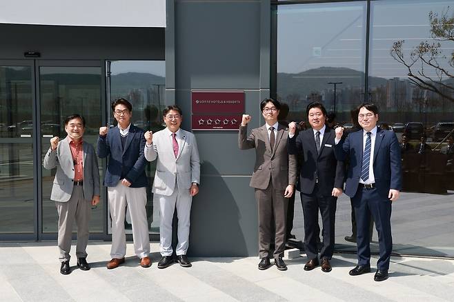 롯데호텔앤리조트 김해, 가족호텔 5성 현판식.(롯데호텔앤리조트 제공).