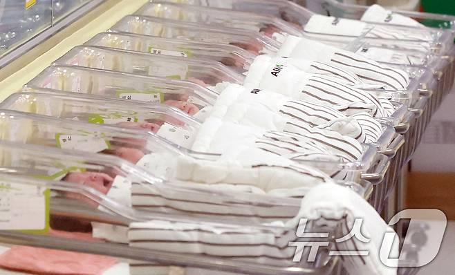 인천 미추홀구 아인병원에서 간호사가 신생아를 돌보고 있다. 2025.2.26/뉴스1 ⓒ News1 김진환 기자