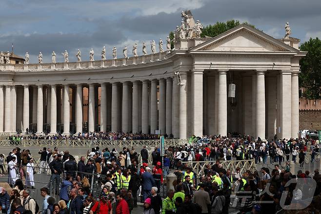 24일(현지시간) 이탈리아 로마 바티칸 성 베드로 대성당에서 프란치스코 교황을 조문하려는 사람들이 길게 줄을 서고 있다. ⓒ 로이터=뉴스1
