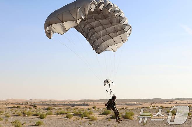 공군은 지난 21일부터 UAE 알 다프라 공군기지에서 열리는 '2025 데저트 플래그'에 참가해 화물 투하, 비포장 활주로 착륙 훈련을 실시하고 있다고 25일 밝혔다. 공군 항공특수통제사(CCT)와 아크부대 고공팀이 C-130H 수송기에서 고공강하를 하고 있다. (공군 제공. 재판매 및 DB 금지) 2025.4.25/뉴스1