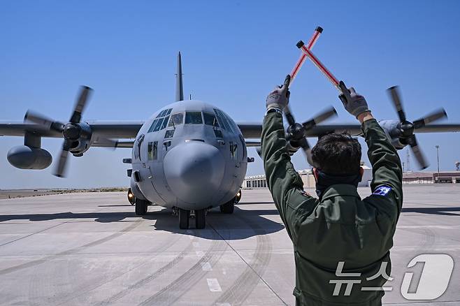 공군은 지난 21일부터 UAE 알 다프라 공군기지에서 열리는 '2025 데저트 플래그'에 참가해 화물 투하, 비포장 활주로 착륙 훈련을 실시하고 있다고 25일 밝혔다. 임무요원이 이륙에 앞서 C-130H 수송기를 유도하고 있다. (공군 제공. 재판매 및 DB 금지) 2025.4.25/뉴스1
