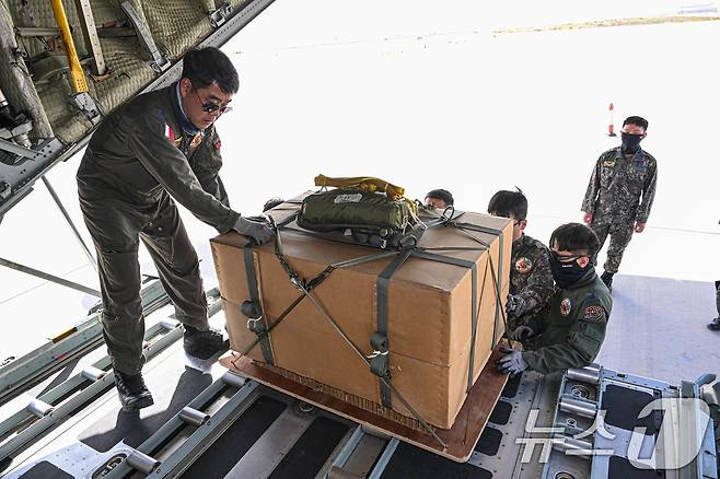 공군은 지난 21일부터 UAE 알 다프라 공군기지에서 열리는 '2025 데저트 플래그'에 참가해 화물 투하, 비포장 활주로 착륙 훈련을 실시하고 있다고 25일 밝혔다. 화물의장사들이 화물투하 훈련에 쓰일 화물을 포장하고 있다. (공군 제공. 재판매 및 DB 금지) 2025.4.25/뉴스1