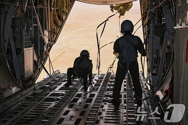 공군은 지난 21일부터 UAE 알 다프라 공군기지에서 열리는 '2025 데저트 플래그'에 참가해 화물 투하, 비포장 활주로 착륙 훈련을 실시하고 있다고 25일 밝혔다. 화물의장사들이 C-130H 수송기 안에서 지상 목표 지점을 향해 화물을 투하하고 있다. (공군 제공. 재판매 및 DB 금지) 2025.4.25/뉴스1