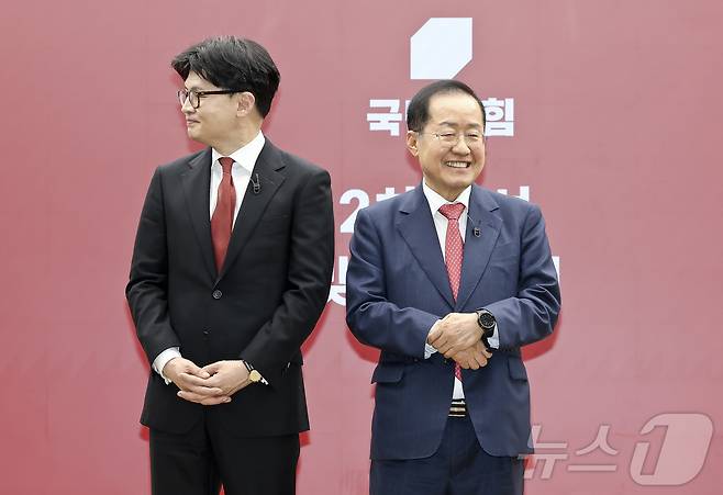 국민의힘 한동훈(왼쪽), 홍준표 경선 후보가 23일 서울 영등포구 중앙당사에서 열린 제21대 대통령후보자 선출을 위한 2차 경선 토론회 미디어 데이에서 서로를 1:1 맞수 토론 상대로 선택한 뒤 포즈를 취하고 있다. 2025.4.23/뉴스1 ⓒ News1 국회사진취재단