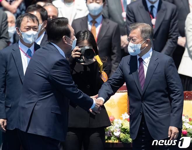 윤석열 대통령과 문재인 전 대통령이 2022년 5월 10일 오전 서울 여의도 국회 본관 앞에서 열린 제20대 대통령 취임식을 마친 후 악수하고 있다. 2022.5.10/뉴스1 ⓒ News1 이재명 기자